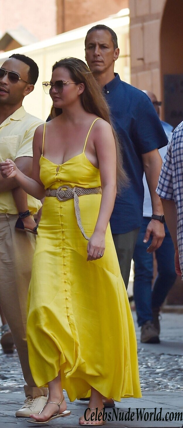 Chrissy Teigen Cleavage 69927