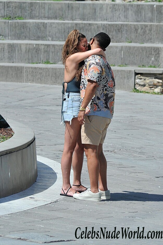 Chrissy Teigen Cleavage 69930