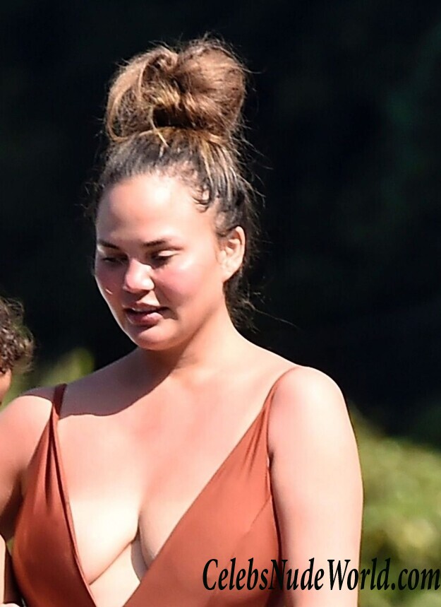 Chrissy Teigen Pokies 70051