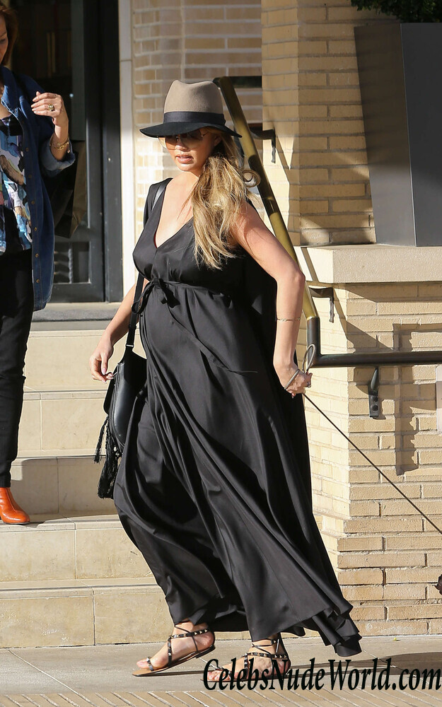 Pokies pics of Chrissy Teigen 70474