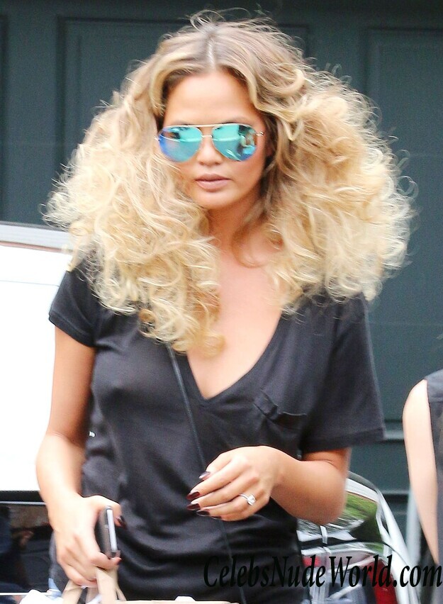 Braless pics of Chrissy Teigen 70555