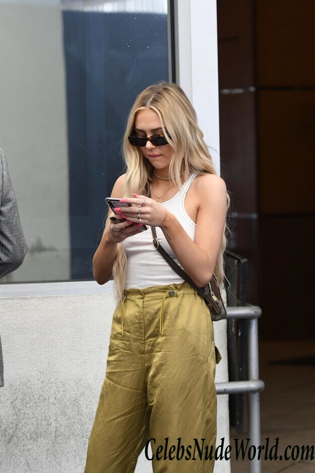 Delilah Hamlin Braless 70625