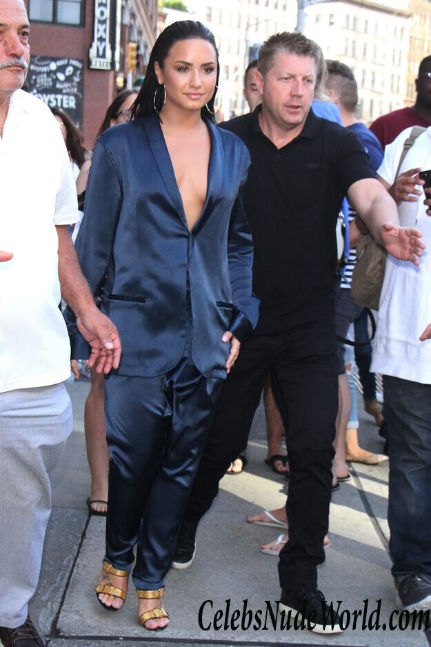 Demi Lovato Braless 71060