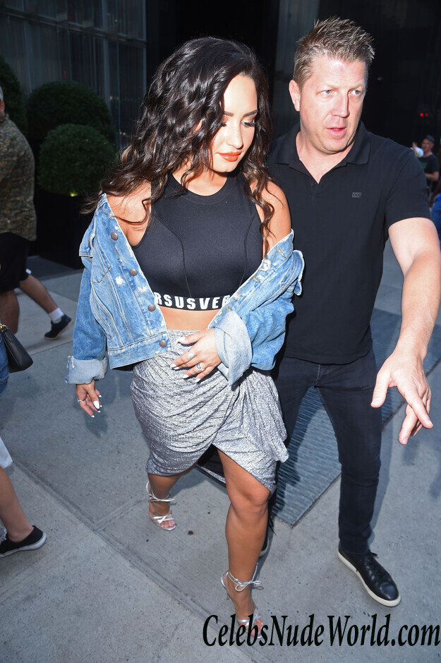 Demi Lovato Braless 71063