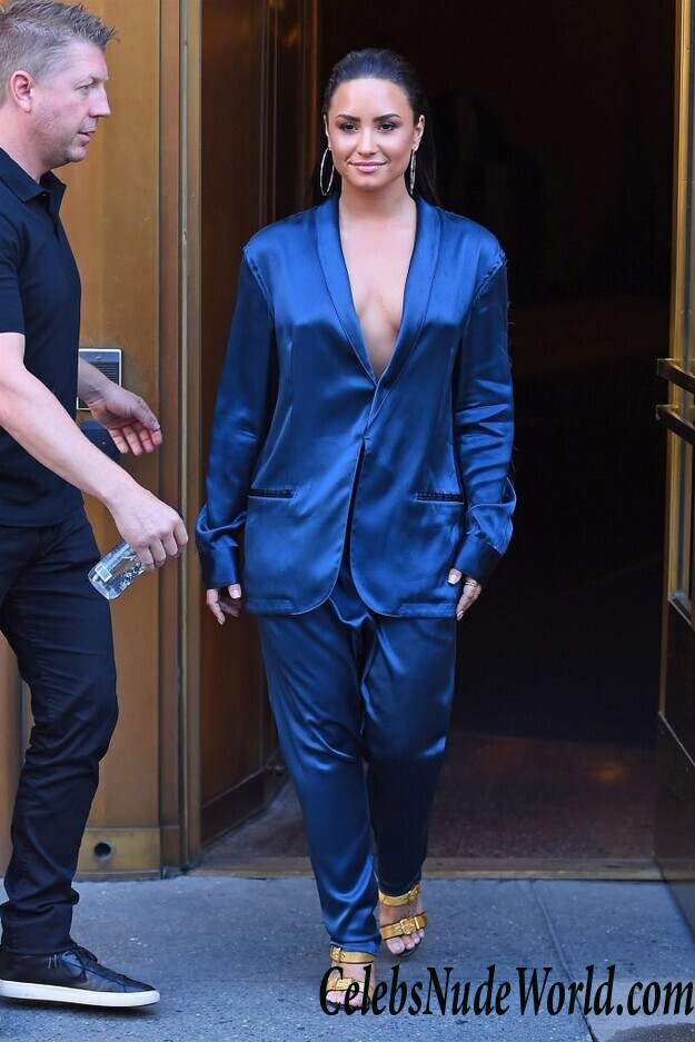 Demi Lovato Braless 71064