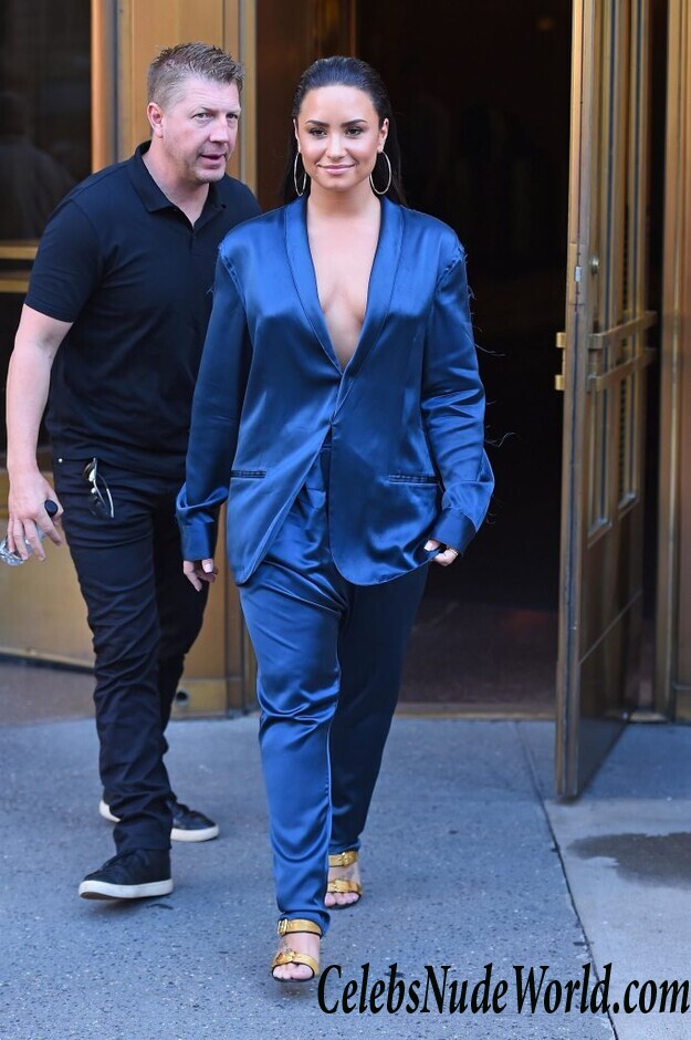 Demi Lovato Braless 71070