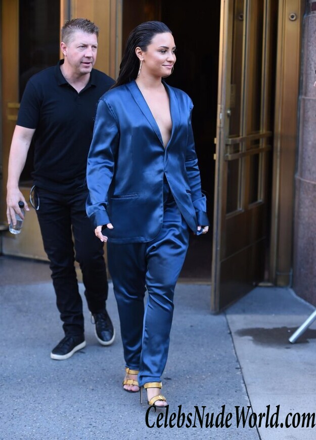 Demi Lovato Braless 71072