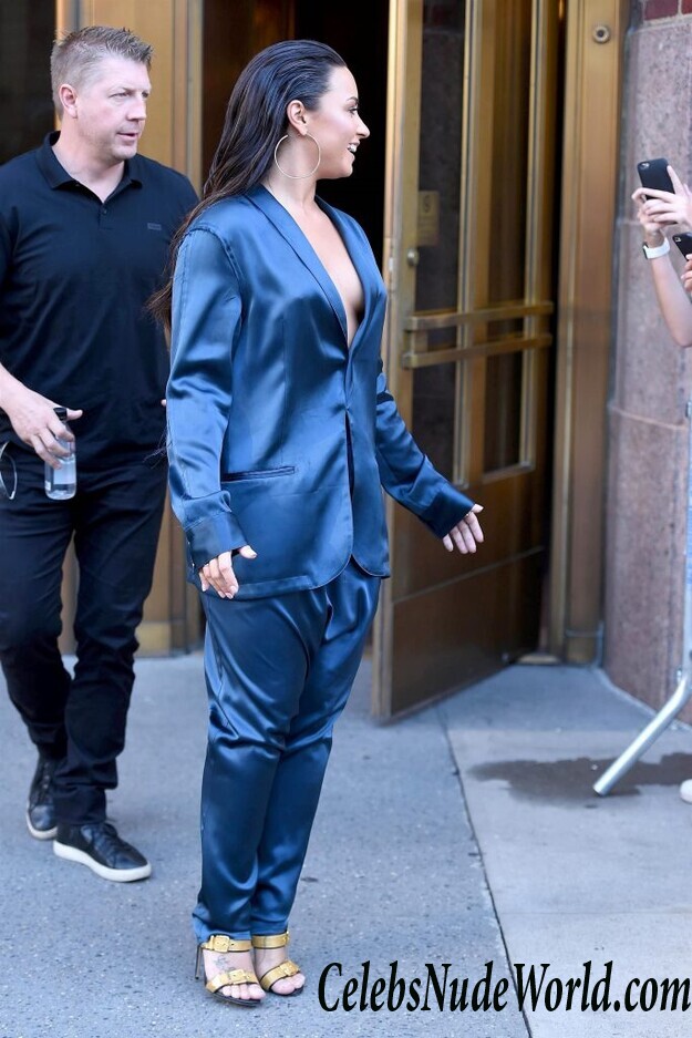 Demi Lovato Braless 71074