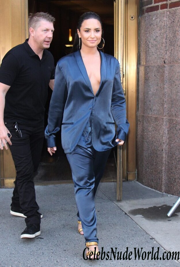 Demi Lovato Braless 71076