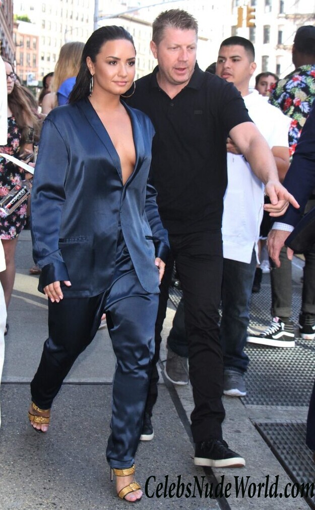 Demi Lovato Braless 71082