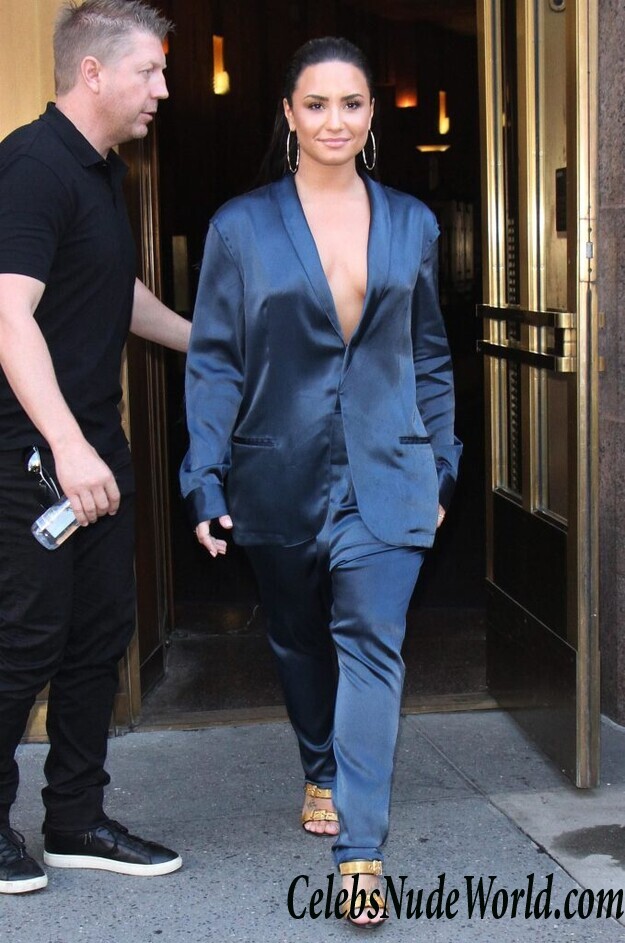 Demi Lovato Braless 71083