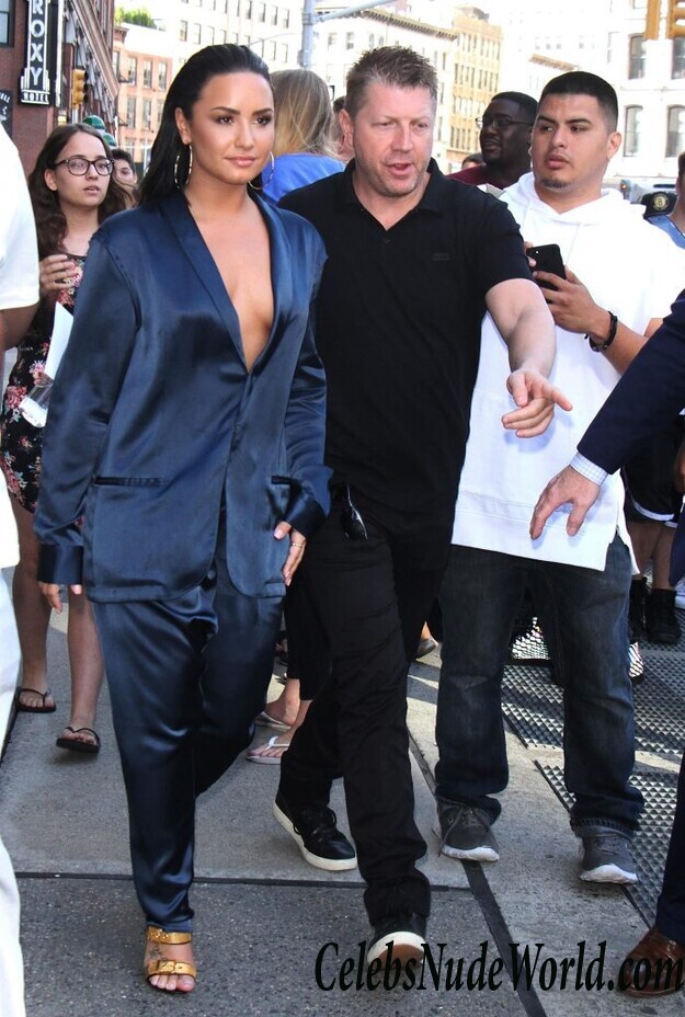 Demi Lovato Braless 71084