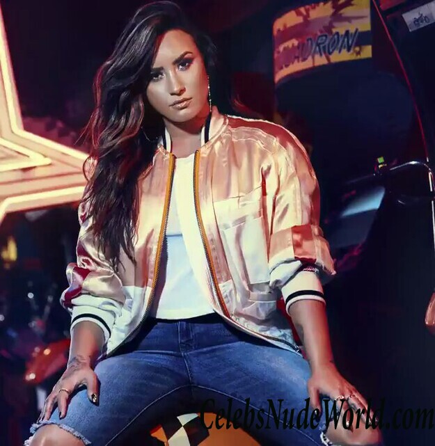 Demi Lovato Sexy 71120