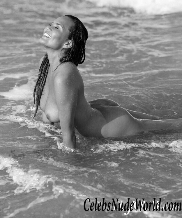 Naked pic of Chrissy Teigen 71998