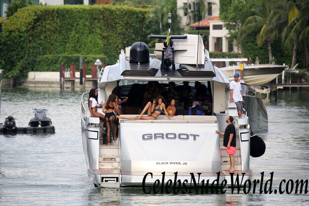 Cindy Bruna Bikini 74992