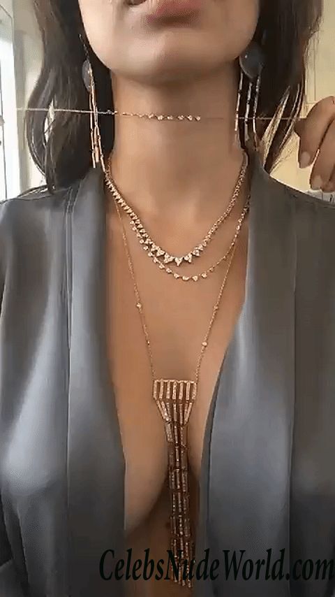 Cleavage pics of Emily Ratajkowski 76643