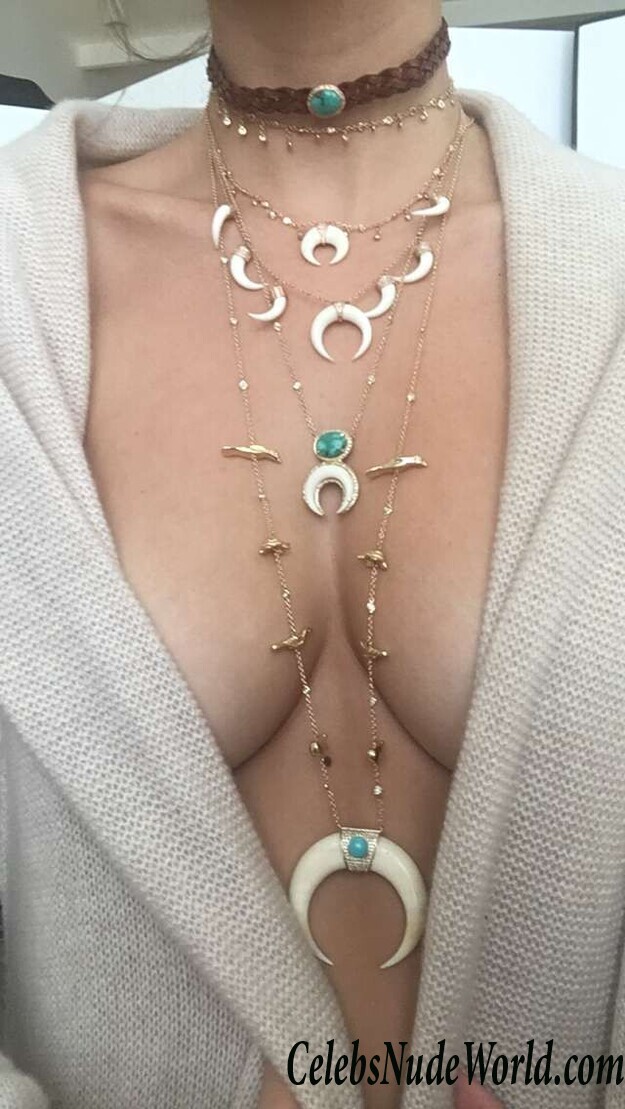 Cleavage pics of Emily Ratajkowski 76646