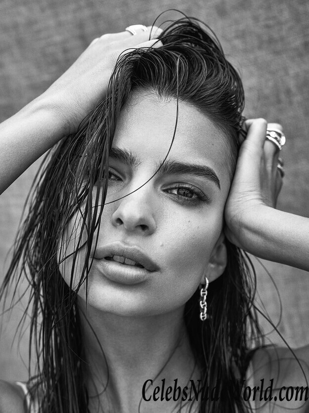 Sexy Photos of Emily Ratajkowski 77021