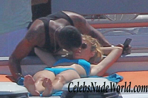 Bikini pics of Doutzen Kroe 77468