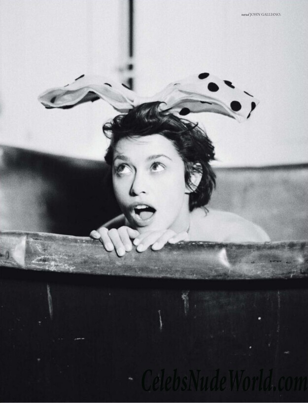 Emma de Caunes Topless 78103