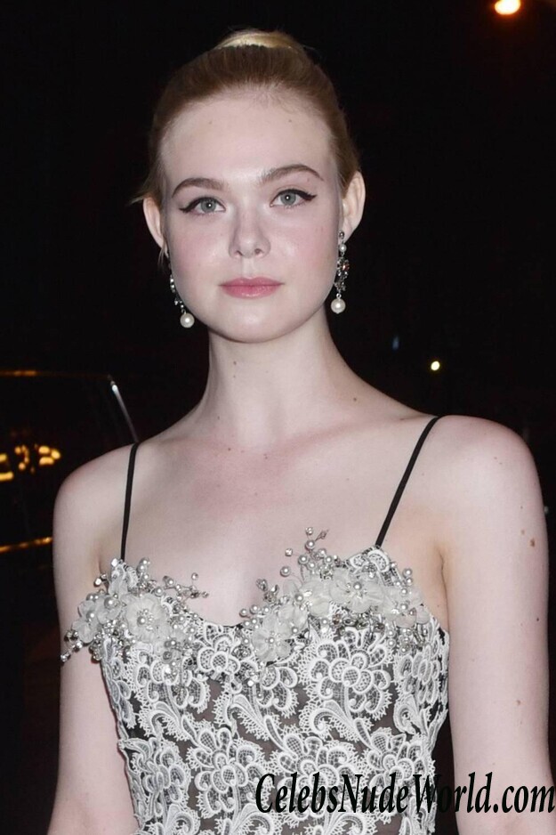 Elle Fanning Cleavage 78533