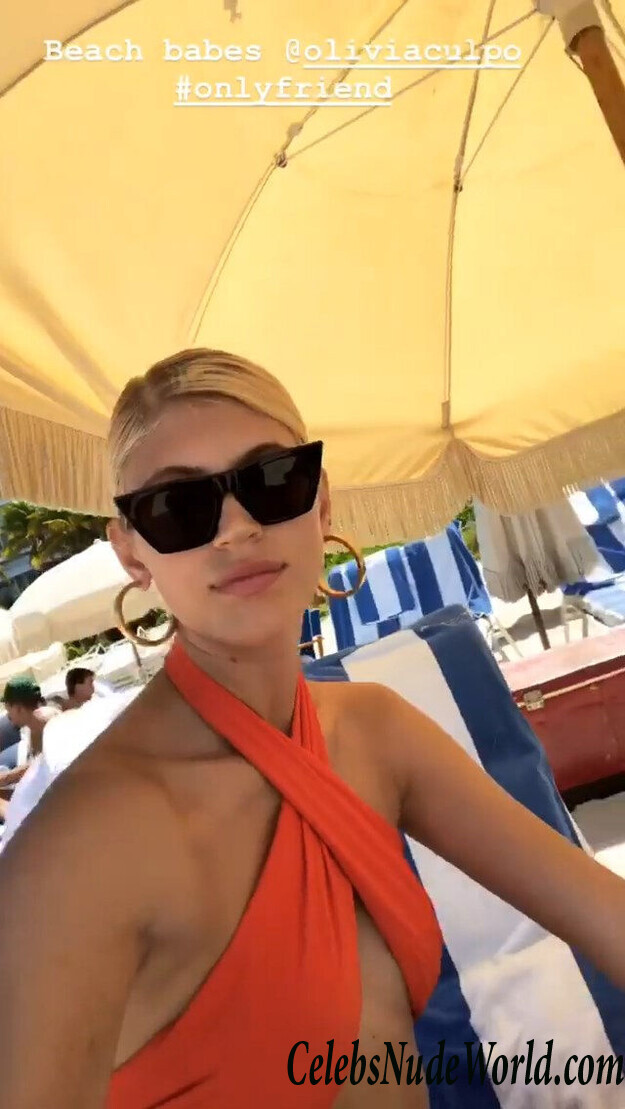 Olivia Culpo & Devon Windsor Bikini 78814