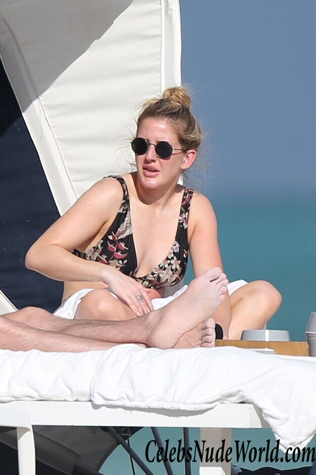 Ellie Goulding Bikini 79539