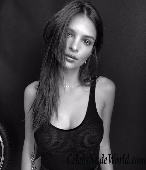 Emily Ratajkowski Sexy Photos 79585