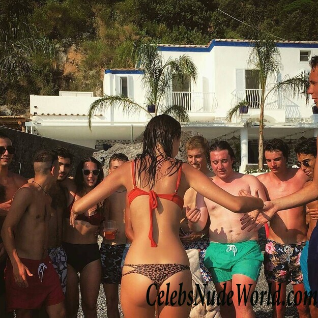 Bikini pics of  Emily Ratajkowski 79604