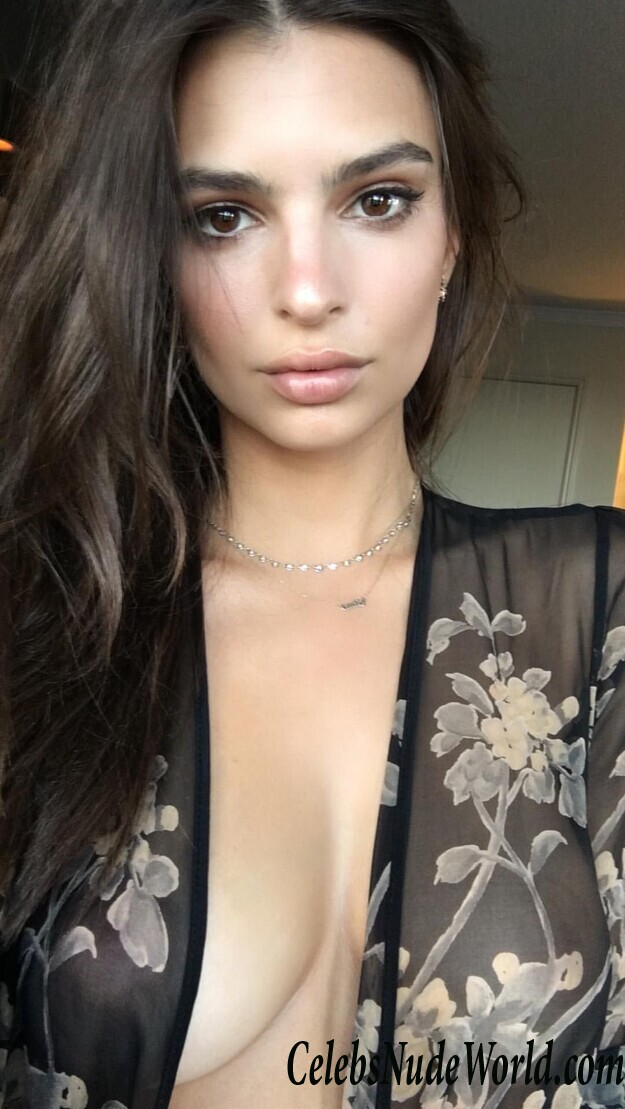 Emily Ratajkowski Topless Photos 79719