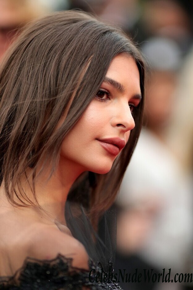 Emily Ratajkowski Makes Boob Window Dresses Stylish 80176