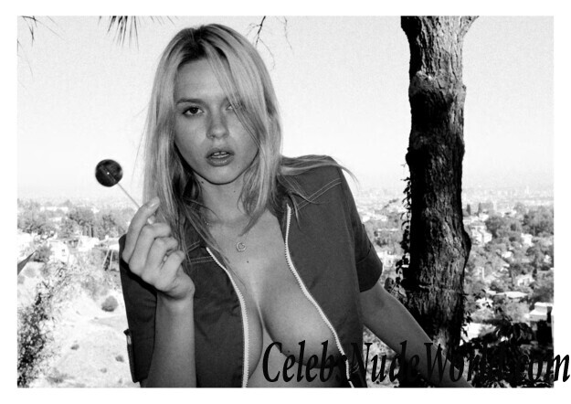 Topless Photos of Elle Brittain 81236