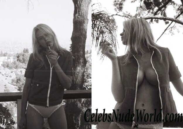 Topless Photos of Elle Brittain 81243