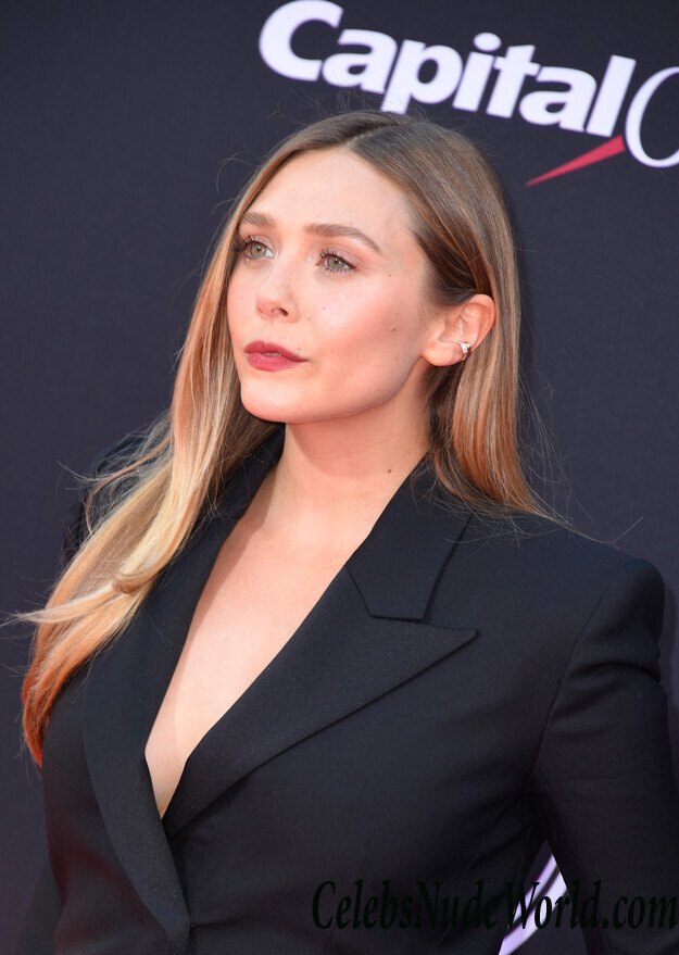 Elizabeth Olsen Braless 81766
