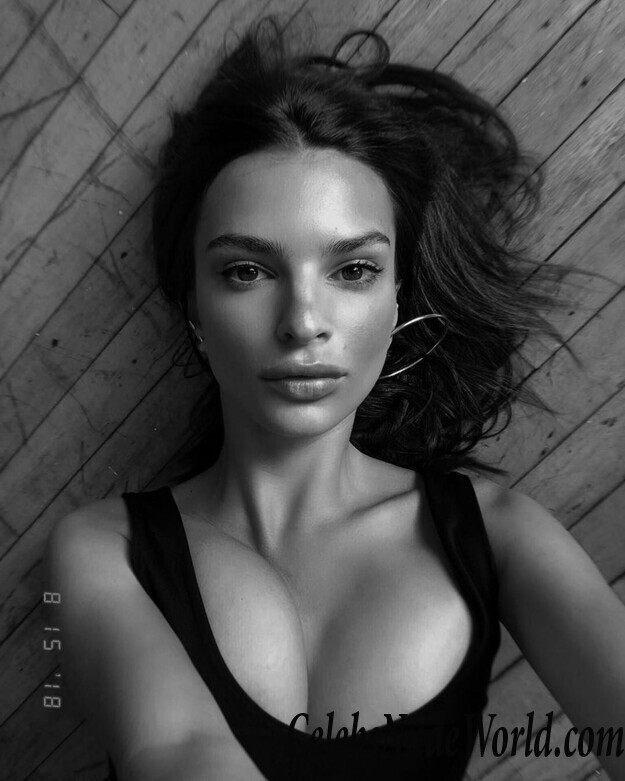 Emily Ratajkowski Topless 81862