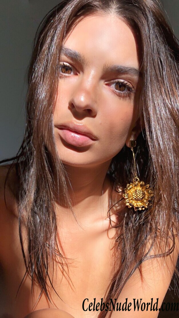 Emily Ratajkowski Topless 81870