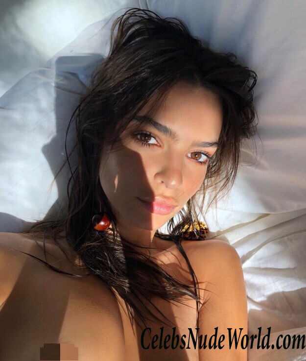 Emily Ratajkowski Topless 81872