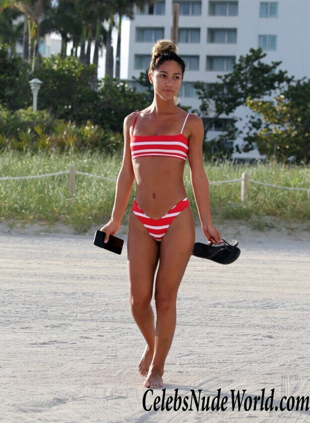 Erika Wheaton Bikini 82825