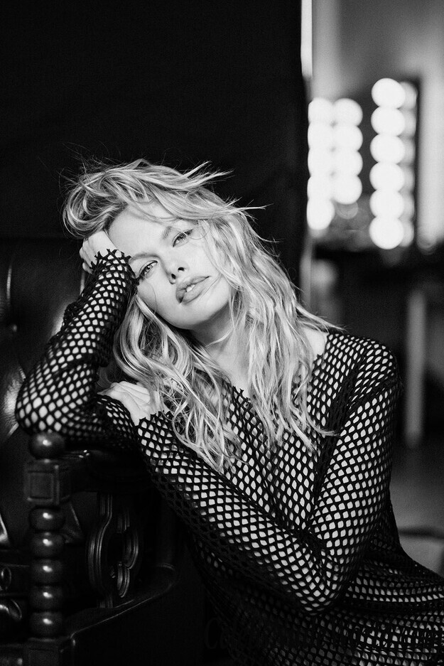 Emma Stern Sexy Photos 83023