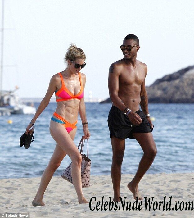 Doutzen Kroes pics at the beach 83302