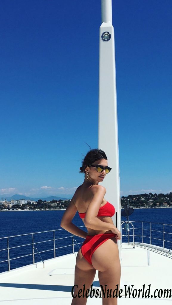 Emily Ratajkowski Looks Luxurious In Red 83677