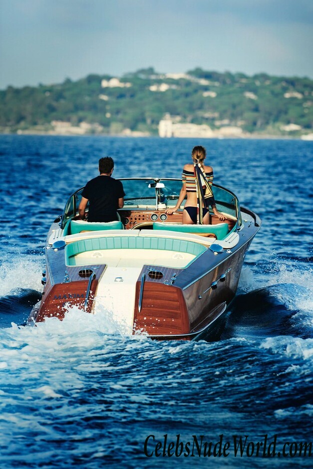 Topless Photos of Elizabeth Turner 83818