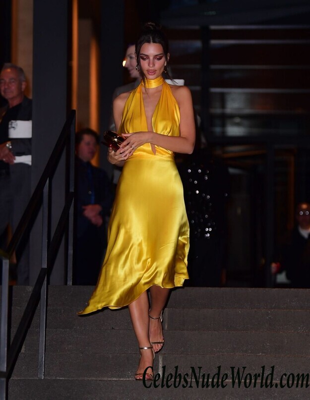 Emily Ratajkowski Cleavage 84509