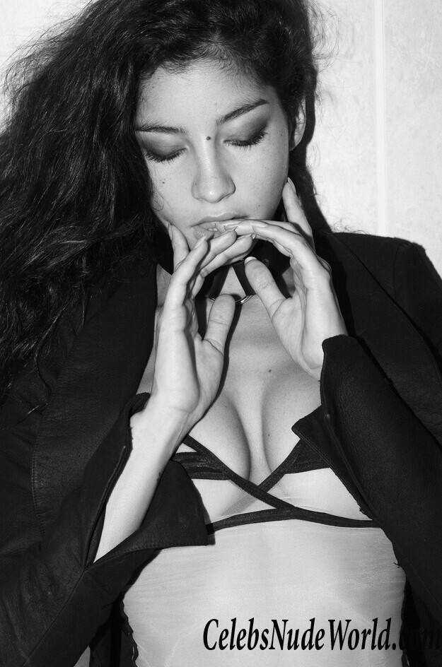 Topless photoset of Emilie Payet 84617