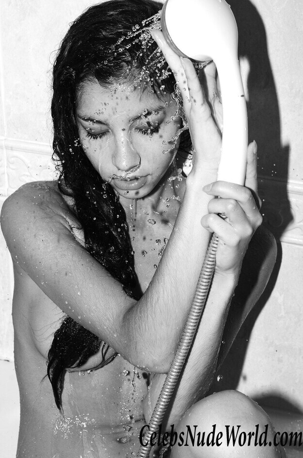 Topless photoset of Emilie Payet 84618