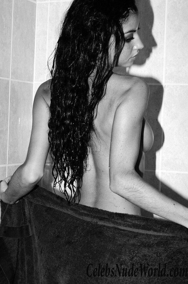 Topless photoset of Emilie Payet 84619