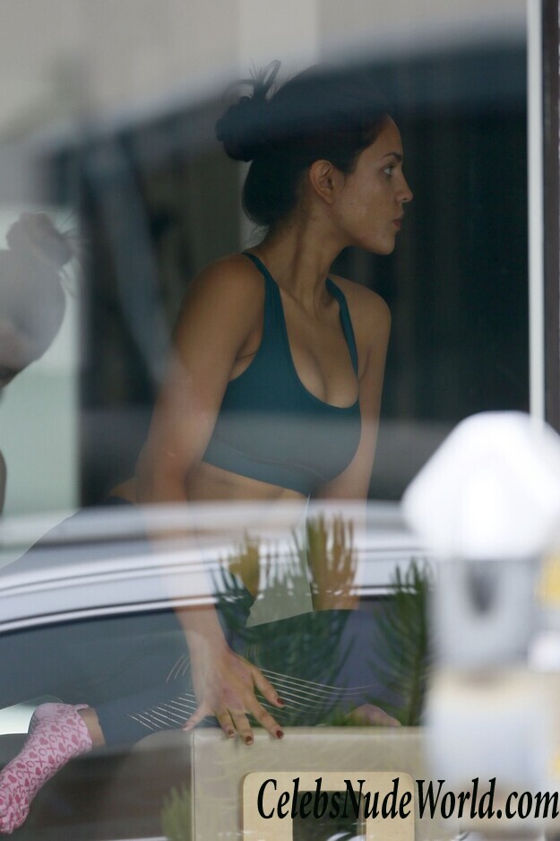 Eiza Gonzalez Does Yoga And Gets Really Hot 84757