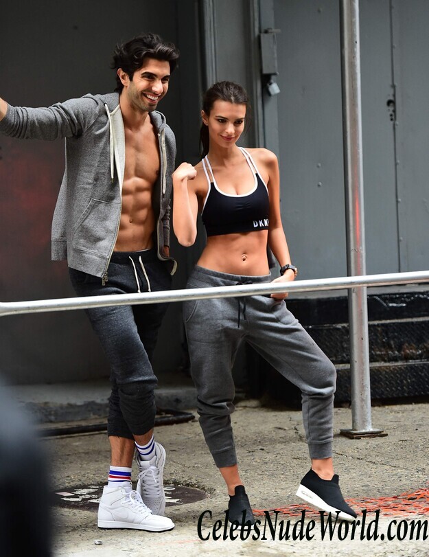 Emily Ratajkowski's Fantastic Workout Outdoors 84812