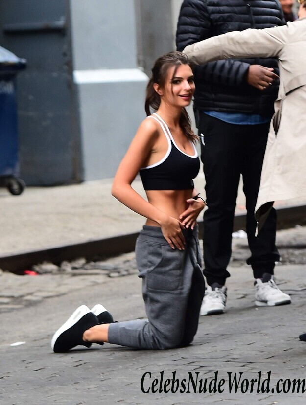 Emily Ratajkowski's Fantastic Workout Outdoors 84823