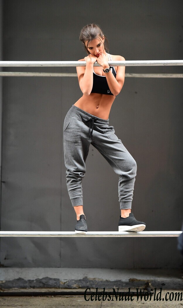 Emily Ratajkowski's Fantastic Workout Outdoors 84832